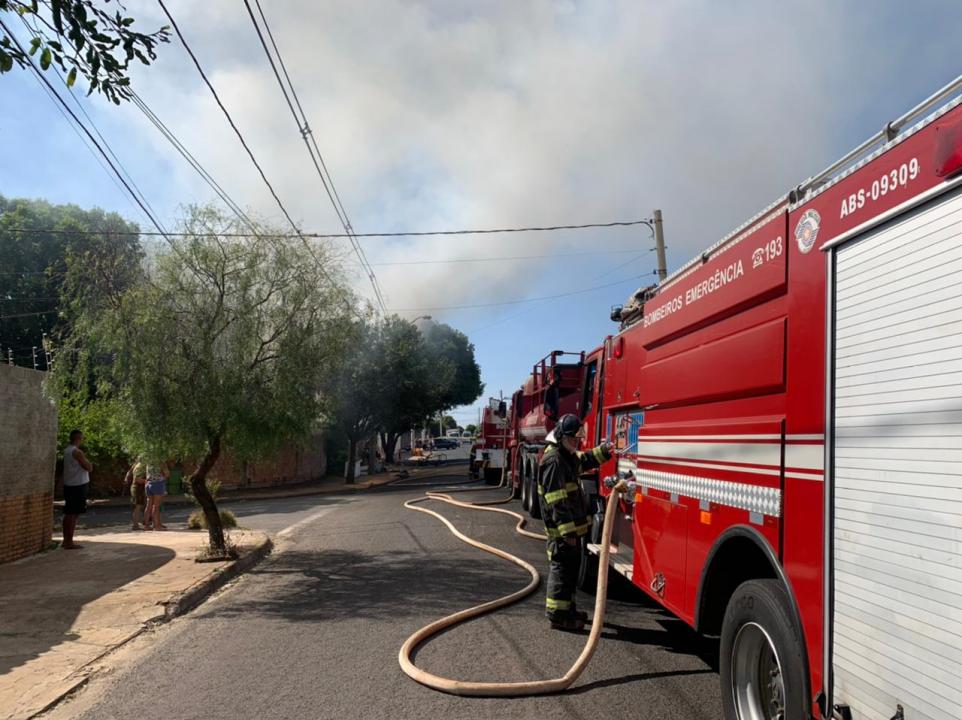 Foto 3 de 5 — Casa pega fogo no Selmi Dei e bombeiros tentam apagar o incêndio